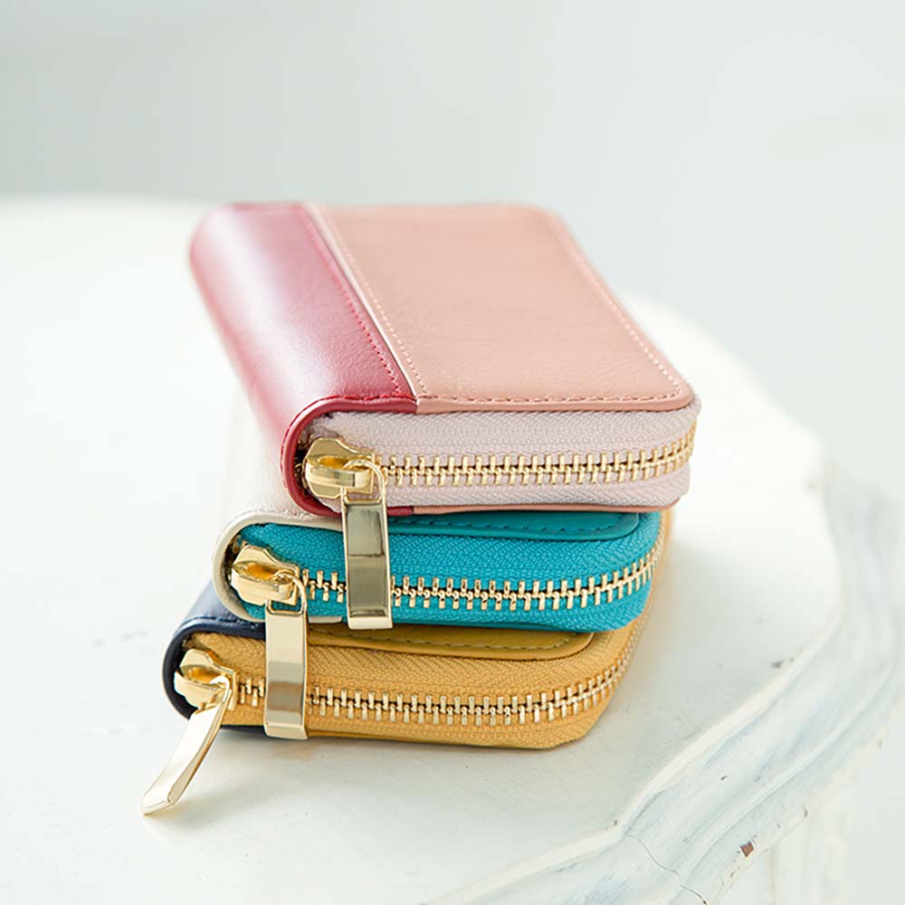 ラウンドキーケース（バイカラー） - 高級感あるゴールドの引き手がレザーの質感を引き立てます。バッグから取り出したときの印象も上品です。