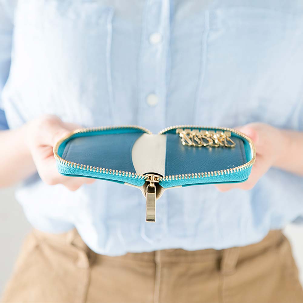 ラウンドキーケース（バイカラー） - 取り出しやすく見やすいように、キーケースは180°開く設計にしました。おしゃれなデザインならがらも、機能性を重視しています。