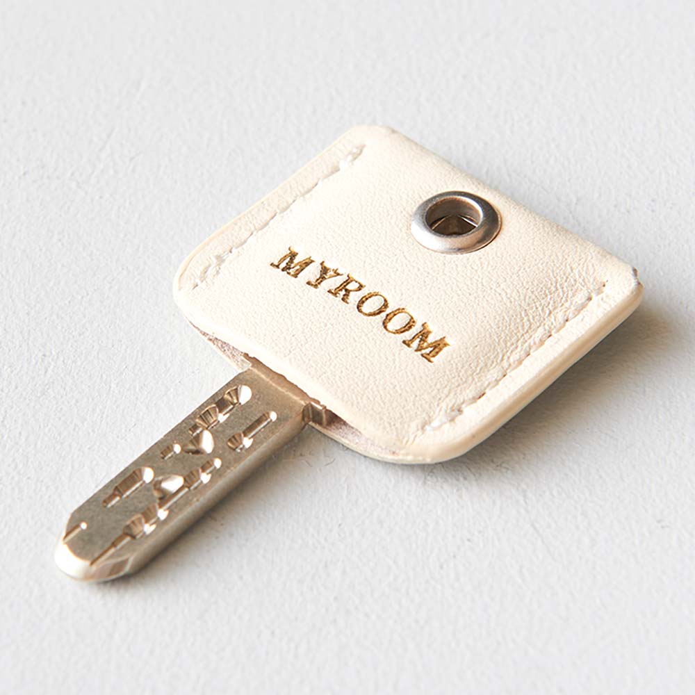 四角いキーカバー（３個セット） - 側面をコバで塗り、丁寧に仕上げています。上質なレザーキーカバーは、他の革製品との相性もよく、おしゃれな印象に。