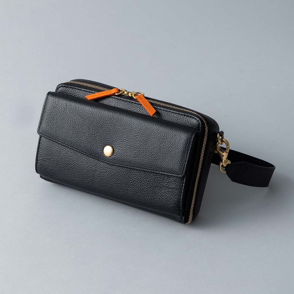 スクエアショルダーバッグ - 使用カラー：ピュアブラック・ビブラントサン・ゴールド（金具）