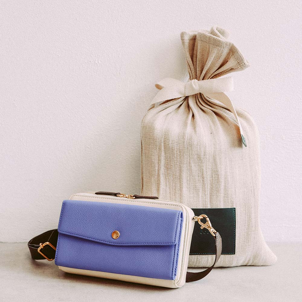 スクエアショルダーバッグ - ギフトラッピング選択で、ジュート素材（※）のオリジナルバッグに包んでお届けします。（※ジュートは燃やしても有害物質が出ず、土に還るサスティナブルな自然素材。原料も育ちが早く、二酸化炭素の吸収力が高く、地球温暖化を抑制する働きもあります）