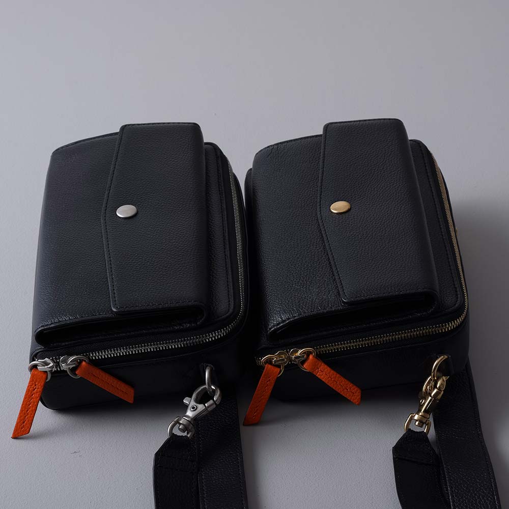 スクエアショルダーバッグ - ホックやファスナーといった金具の色は、ゴールド・シルバーから選択できます。