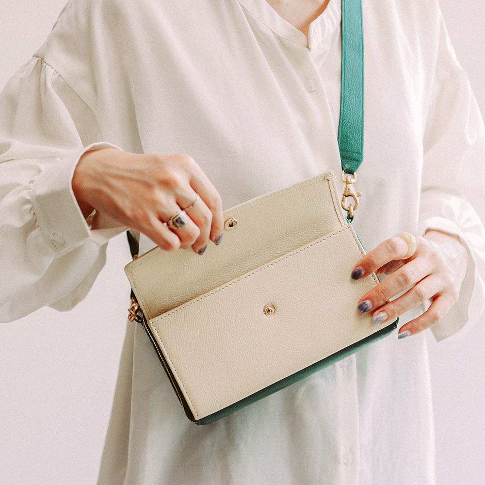 スクエアショルダーバッグ - フラップ付きのポケットは、スマホなど落としたくないものをいれるのにぴったり。ホックで簡単に開閉できます。後ろ側もポケットになっているので、チケット等の薄いものが収納できます。