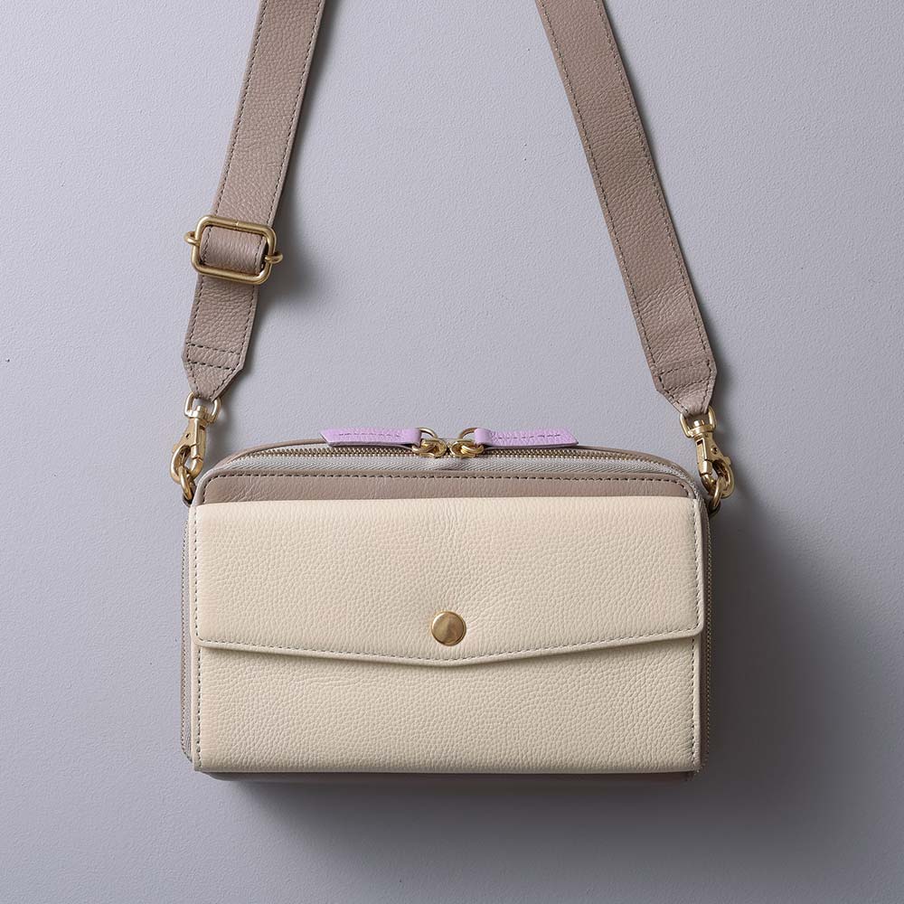 スクエアショルダーバッグ - 使用カラー：グレージュ・アイボリーホワイト・アジサイドロップ・ゴールド（金具）
