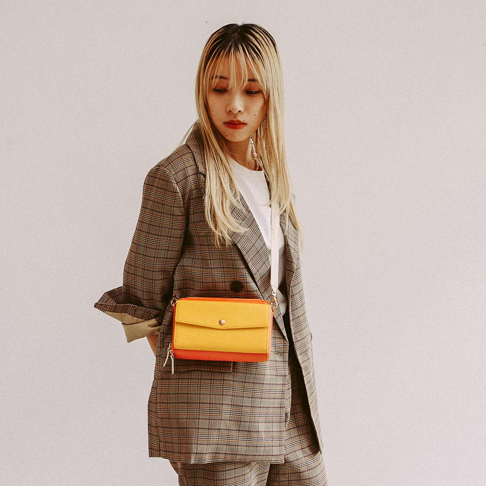 スクエアショルダーバッグ - モデル身長：156cm / 使用カラー：ビブラントサン・ハニービー・アイボリーホワイト・ゴールド（金具）