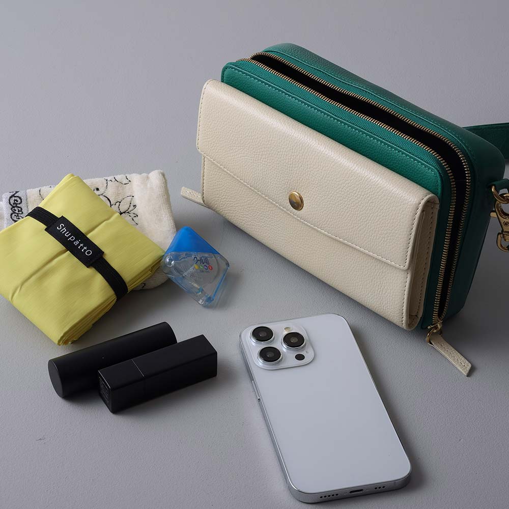 スクエアショルダーバッグ - コンパクトながらもマチがあるので、ミニ財布・スマホ・ポーチ・キーケースなど、おでかけに必要なアイテムがしっかり入ります。お手持ちの物品が収納可能かご懸念の場合は、お気軽にお問い合わせください。お問い合わせは、弊社ウェブサイトのお問い合わせフォーム、または公式インスタグラムアカウントのダイレクトメッセージにて承っております。