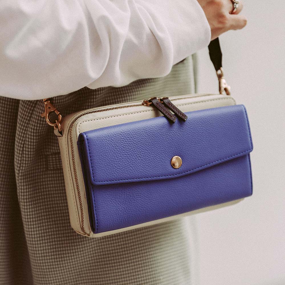 スクエアショルダーバッグ - スナップ付きのフラップ（かぶせ蓋）が特徴的なエンボスレザーのミニバッグ。コンパクトなサイズ感で少しかっちりとしたミニバッグは自分へのご褒美としてはもちろん、プレゼントにも最適です。