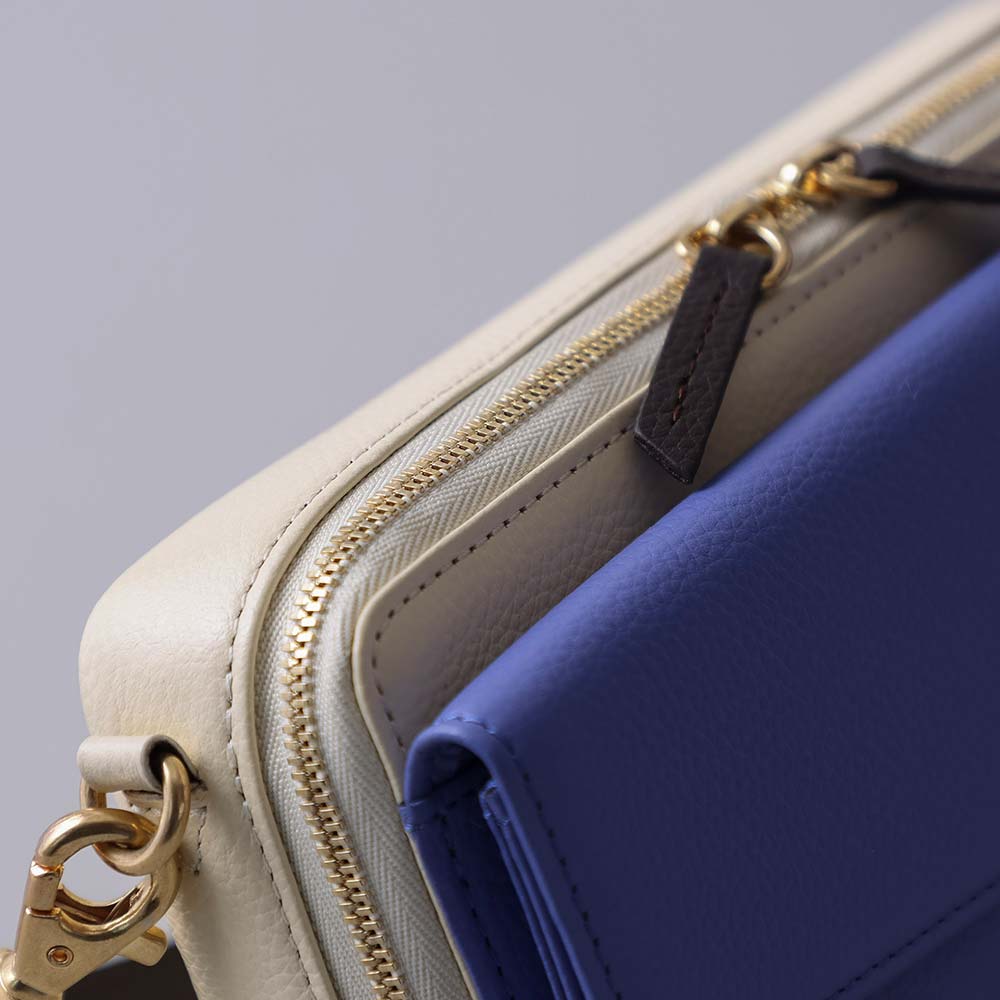 スクエアショルダーバッグ - ファスナーはスムーズな開閉が特徴のハイブランドにも使われいてる、高級EXCELLA®︎（エクセラ）を採用しました。一つひとつに入念な磨きをかけているため、美しさと滑らかな手触りを追求したファスナーです。