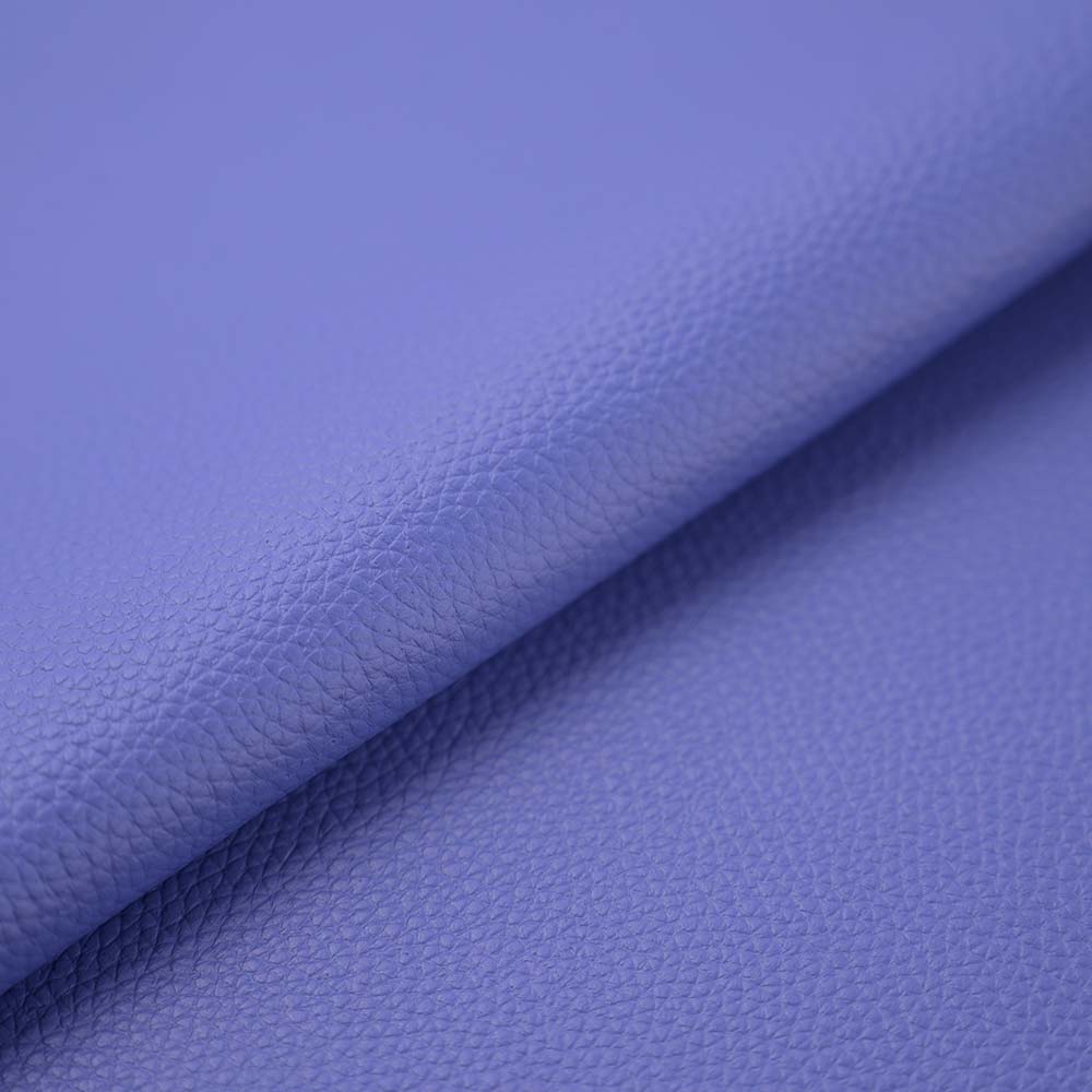 スクエアショルダーバッグ - 上質な柔らかい本革に、上品で繊細なエンボス加工を施しました。型崩れしにくいのも特徴です。