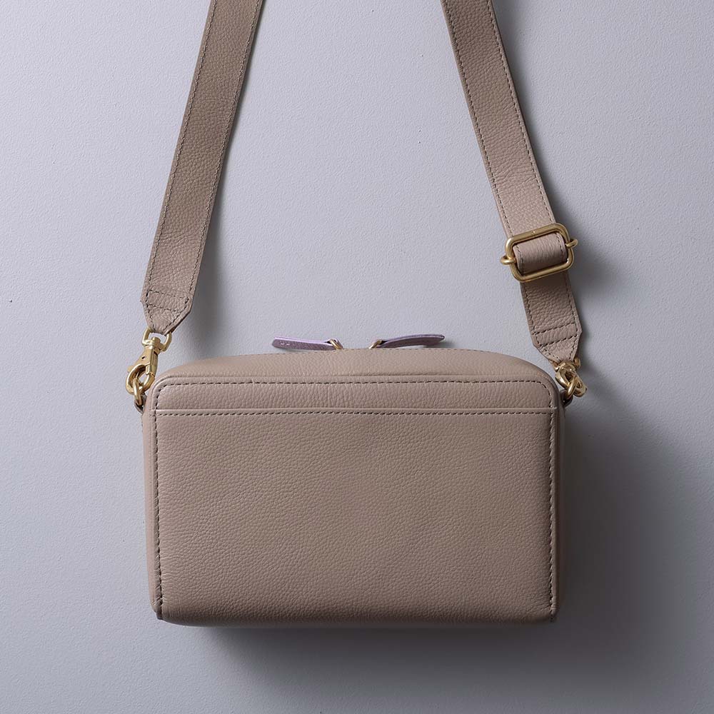 スクエアショルダーバッグ - 使用カラー：グレージュ・アイボリーホワイト・アジサイドロップ・ゴールド（金具）