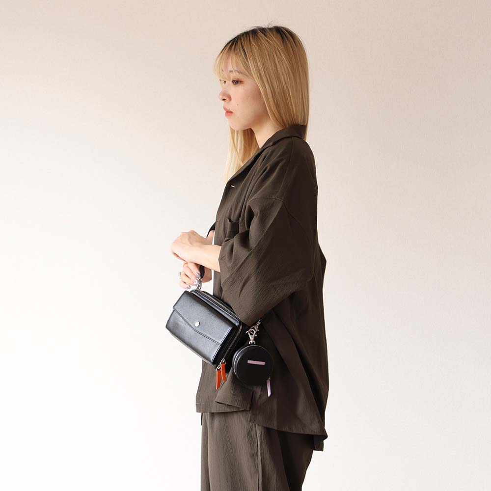 スクエアショルダーバッグ - 別売りのマカロンミニポーチをつけると雰囲気も変わり、収納も増えるのでおすすめです。
使用カラー / ピュアブラック・ビブラントサン・ゴールド（金具）