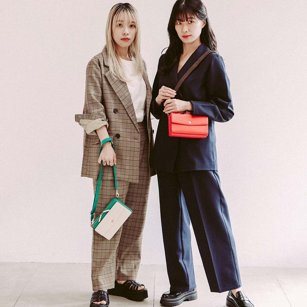 スクエアショルダーバッグ - 【モデル（左）】身長：156cm / 使用カラー：ヒイラギリーフ・アイボリーホワイト・ゴールド（金具） 【モデル（右）】身長：163cm / 使用カラー：パッションチェリー・エスプレッソブラウン・ゴールド（金具）