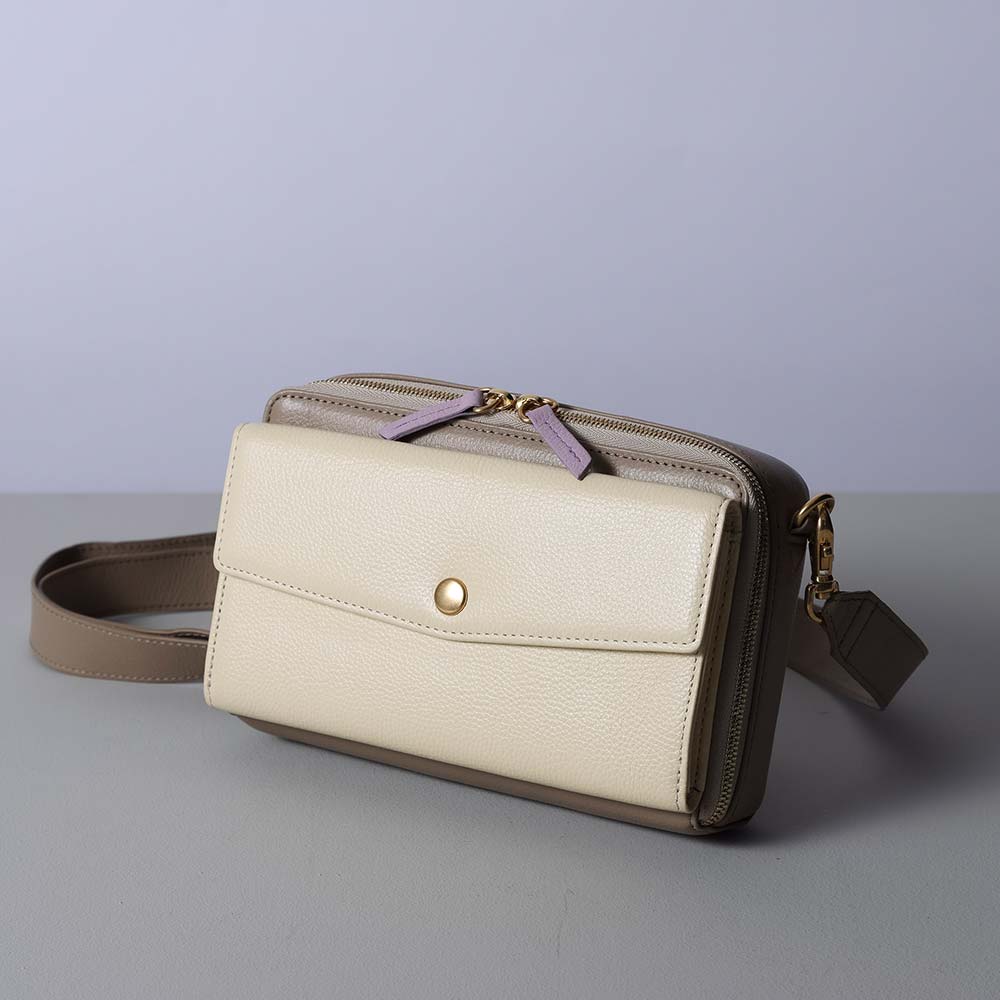 スクエアショルダーバッグ - 使用カラー：グレージュ・アイボリーホワイト・アジサイドロップ・ゴールド（金具）