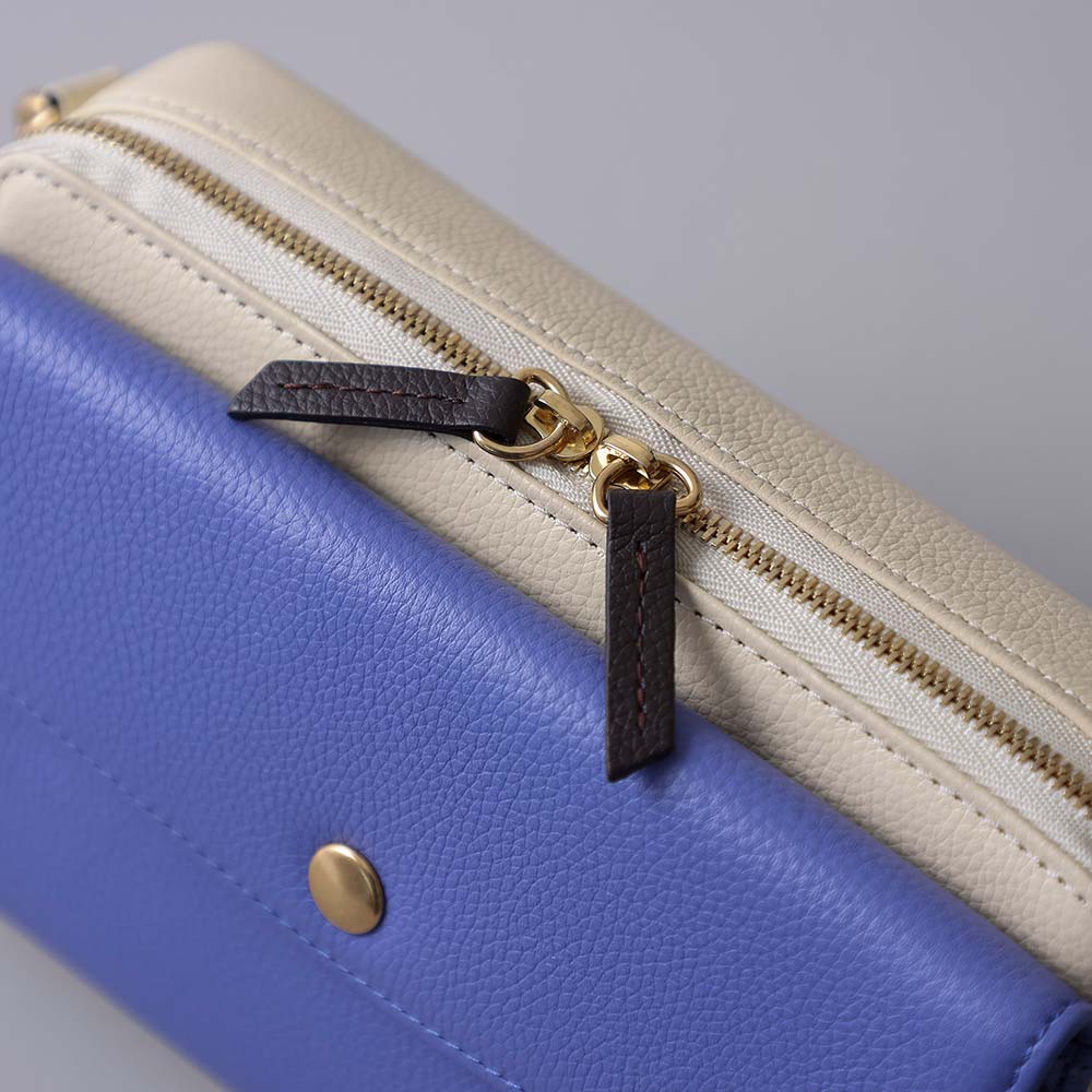 スクエアショルダーバッグ - どちらの肩にかけても使いやすいよう、ダブルファスナーを採用。左右どちらからでも開け閉めできます。