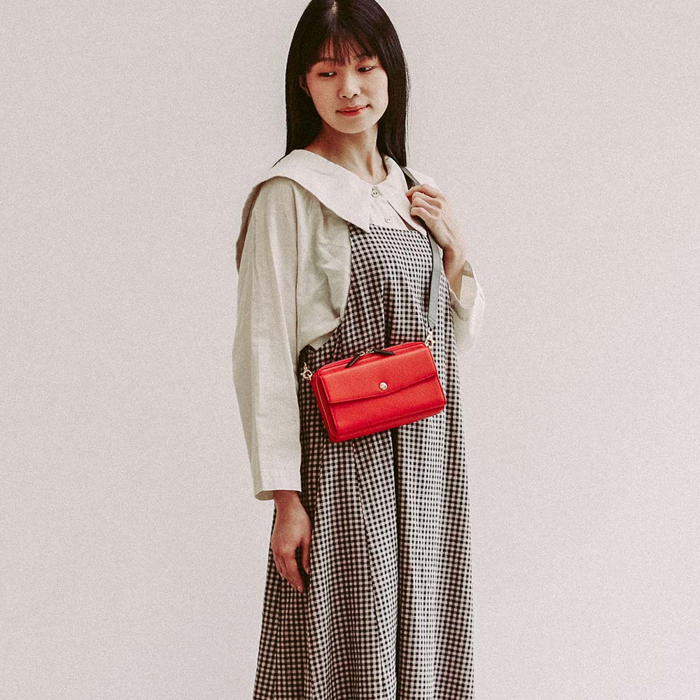 スクエアショルダーバッグ - モデル身長：163cm / 使用カラー：パッションチェリー・エスプレッソブラウン・ゴールド（金具）