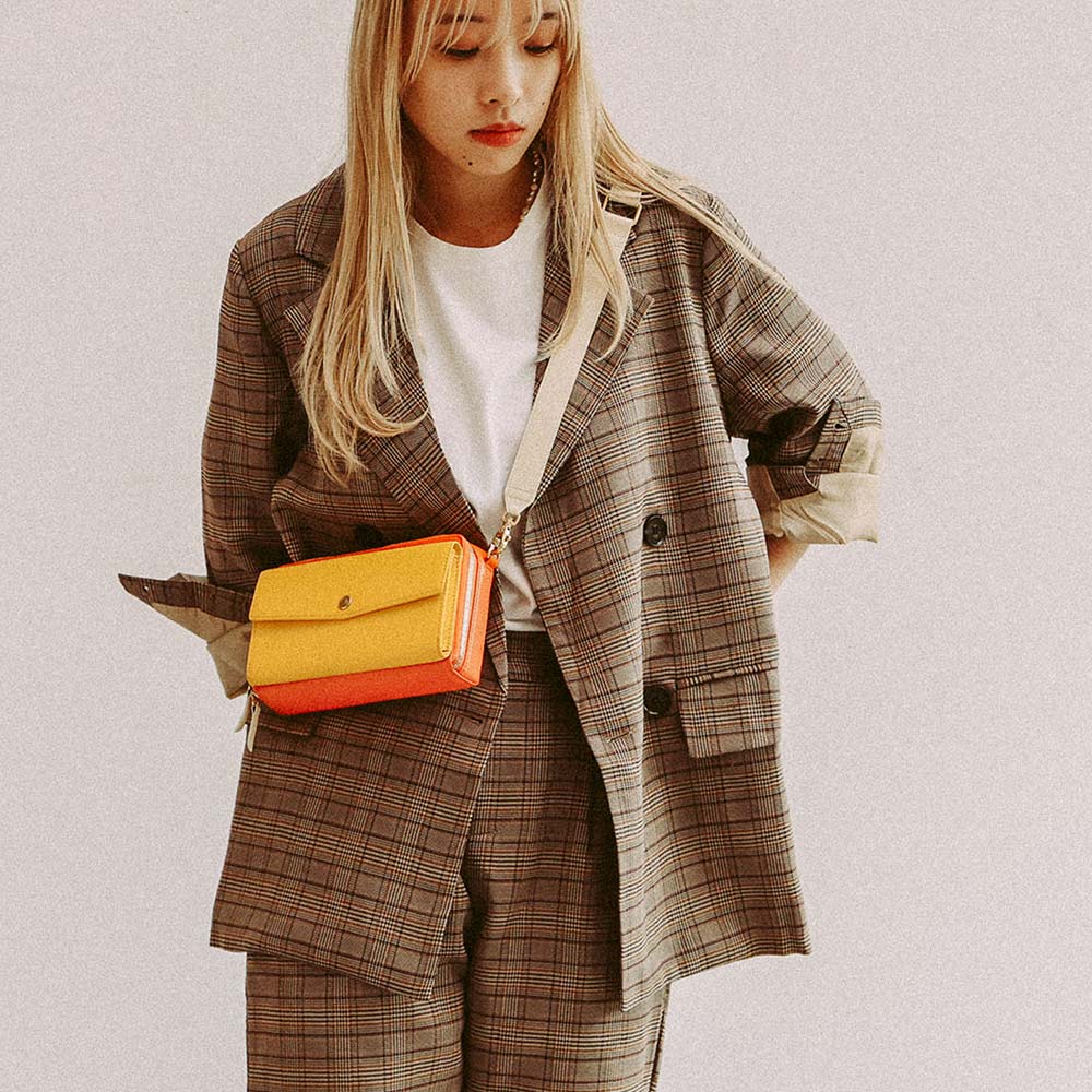 スクエアショルダーバッグ - ショルダーストラップは本革を贅沢に使い太めに設計。長時間持っても痛くなりにくいのがポイントです。