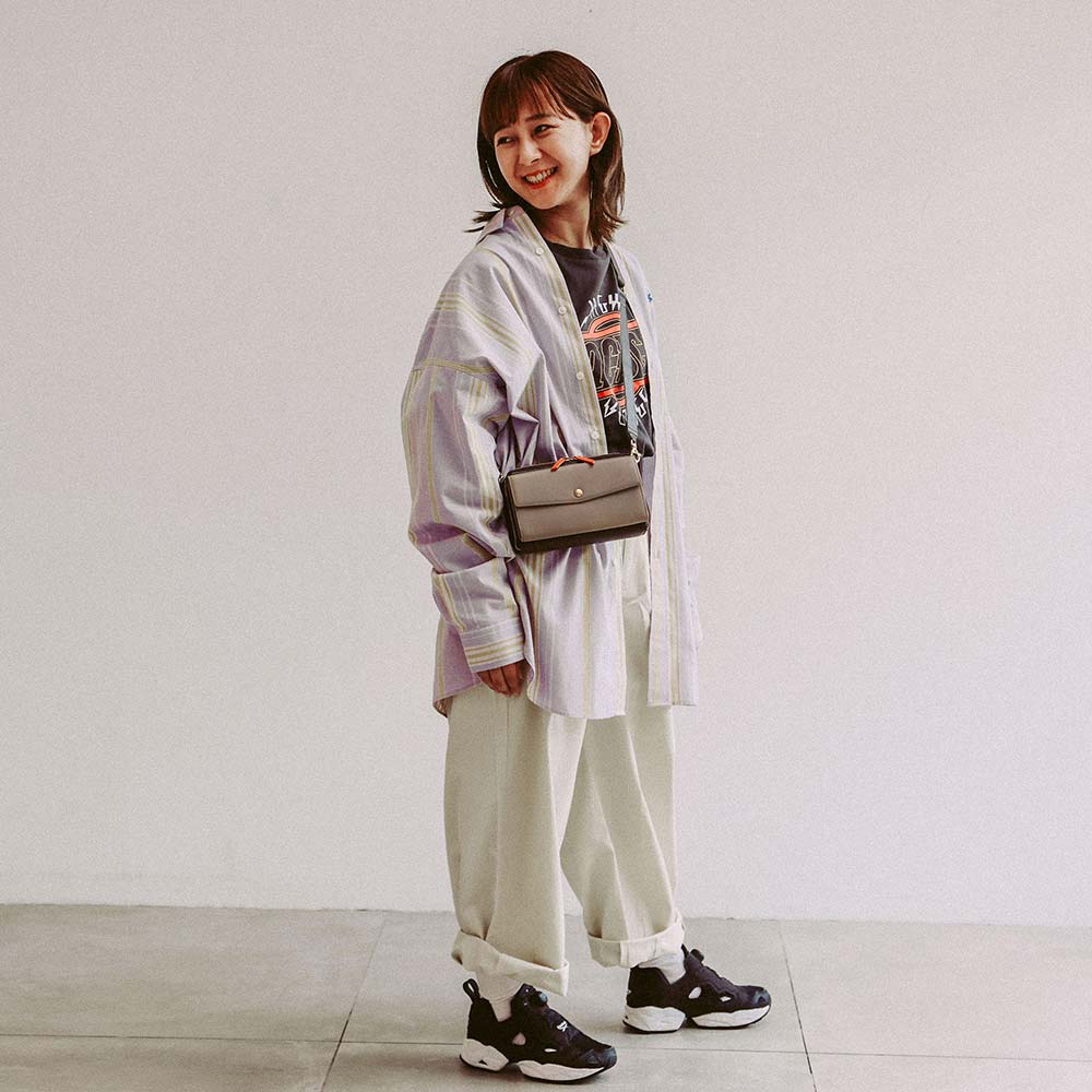 スクエアショルダーバッグ - モデル身長：157cm / 使用カラー：エスプレッソブラウン・ビブラントサン・グレージュ・ゴールド(金具)