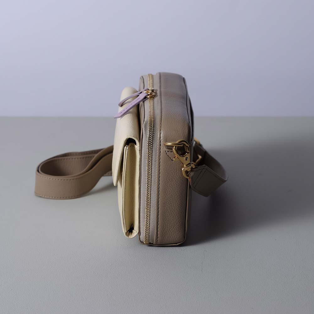 スクエアショルダーバッグ - 使用カラー：グレージュ・アイボリーホワイト・アジサイドロップ・ゴールド（金具）