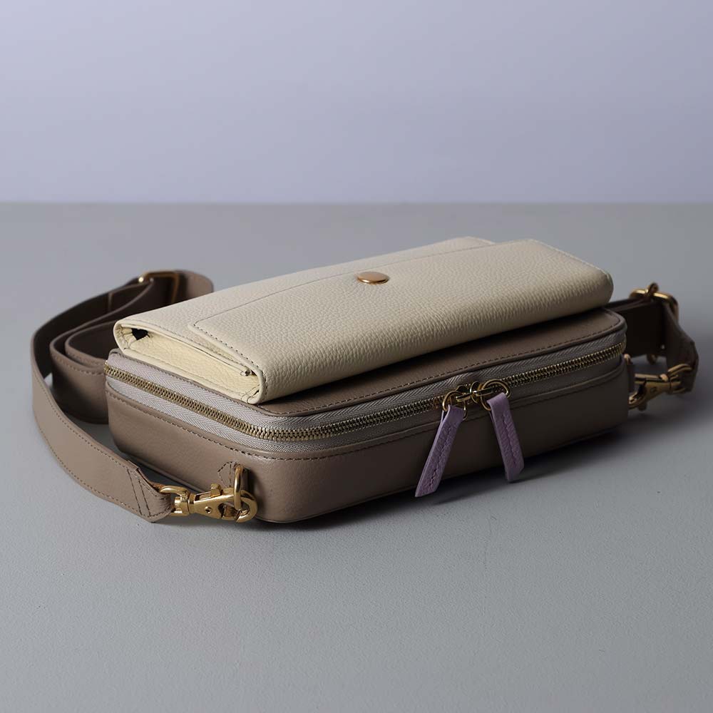 スクエアショルダーバッグ - 使用カラー：グレージュ・アイボリーホワイト・アジサイドロップ・ゴールド（金具）