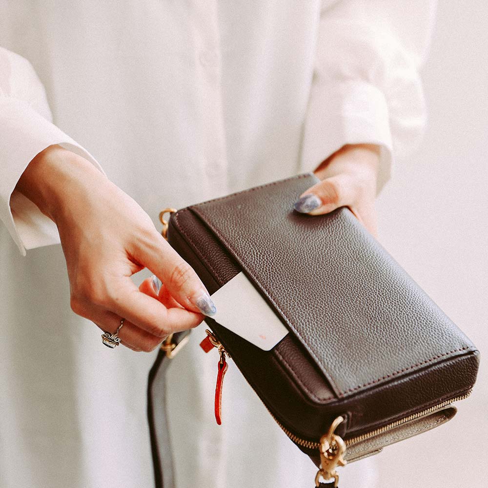 スクエアショルダーバッグ - 裏面にもスリットポケットがあるので、チケットやICカードなどをさっと入れることができます。