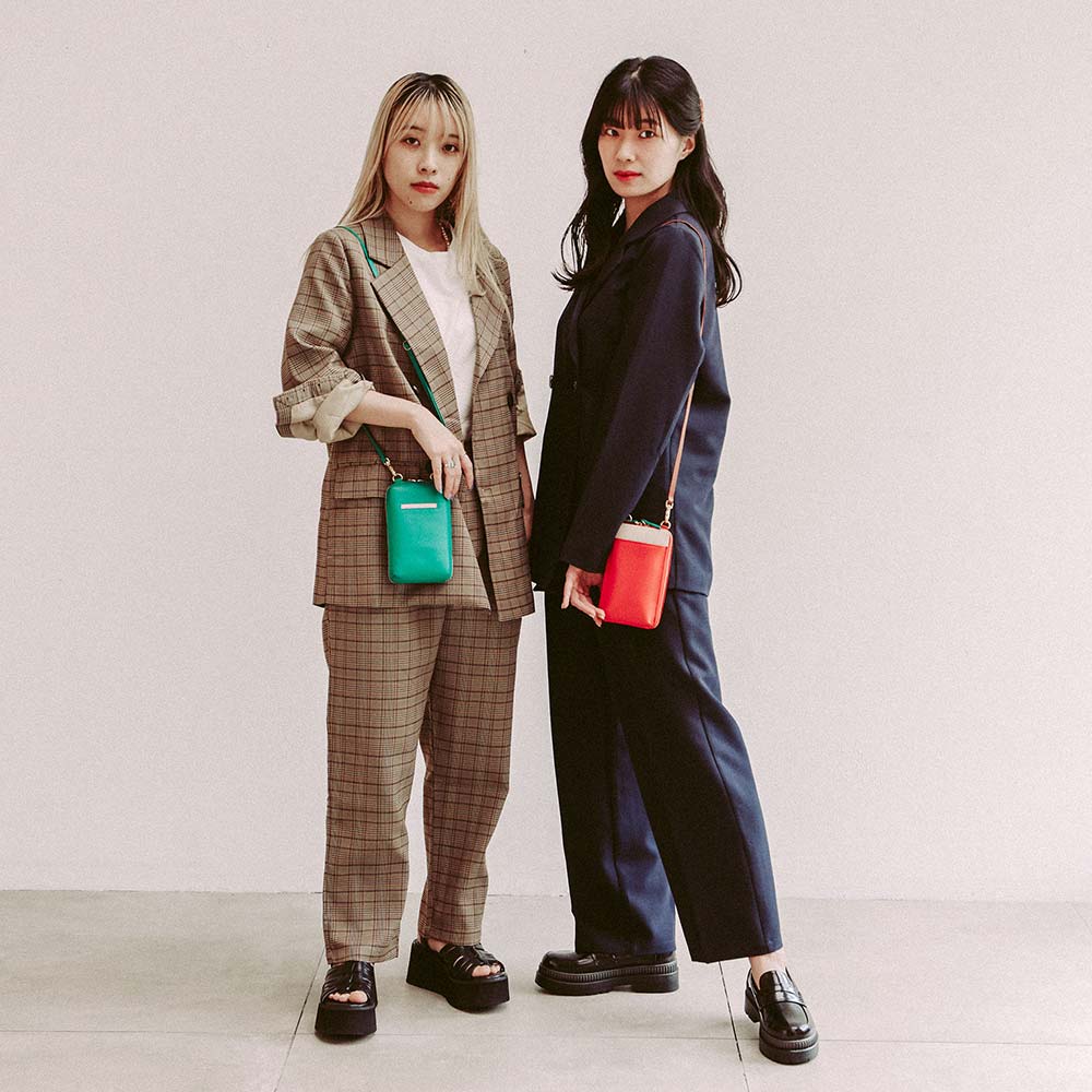 スマホショルダーバッグ - 【モデル（左）】身長：156cm / 使用カラー：ヒイラギリーフ・サクラブルーム・ゴールド(金具) 【モデル（右）】身長：163cm / 使用カラー：パッションチェリー・アイボリーホワイト・マロンブラウン・ヒイラギリーフ・ゴールド(金具)