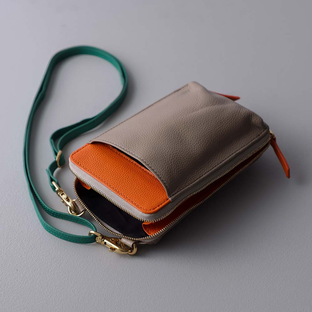 スマホショルダーバッグ - 使用カラー：グレージュ・ビブラントサン・ヒイラギリーフ・ゴールド（金具）