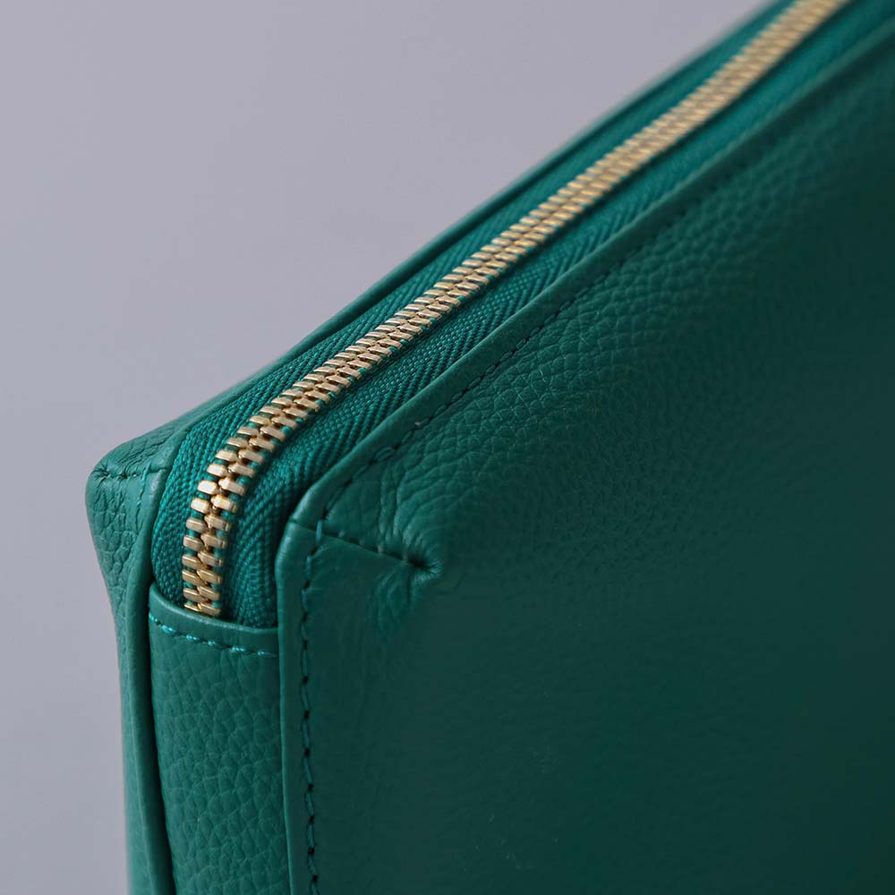 スマホショルダーバッグ - ファスナーはスムーズな開閉が特徴のハイブランドにも使われいてる、高級EXCELLA®︎（エクセラ）を採用しました。一つひとつに入念な磨きをかけているため、美しさと滑らかな手触りを追求したファスナーです。