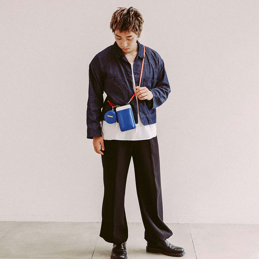 スマホショルダーバッグ - 別売りのマカロンミニポーチと合わせるのがおすすめ。スマホショルダーバッグと色を合わせたい場合はセットのポーチ付きミニショルダーバッグもご用意しています。
モデル身長：173cm / 使用カラー：スカイダイバー・ブリリアントスノー・パッションチェリー・ハニービー・シルバー（金具）