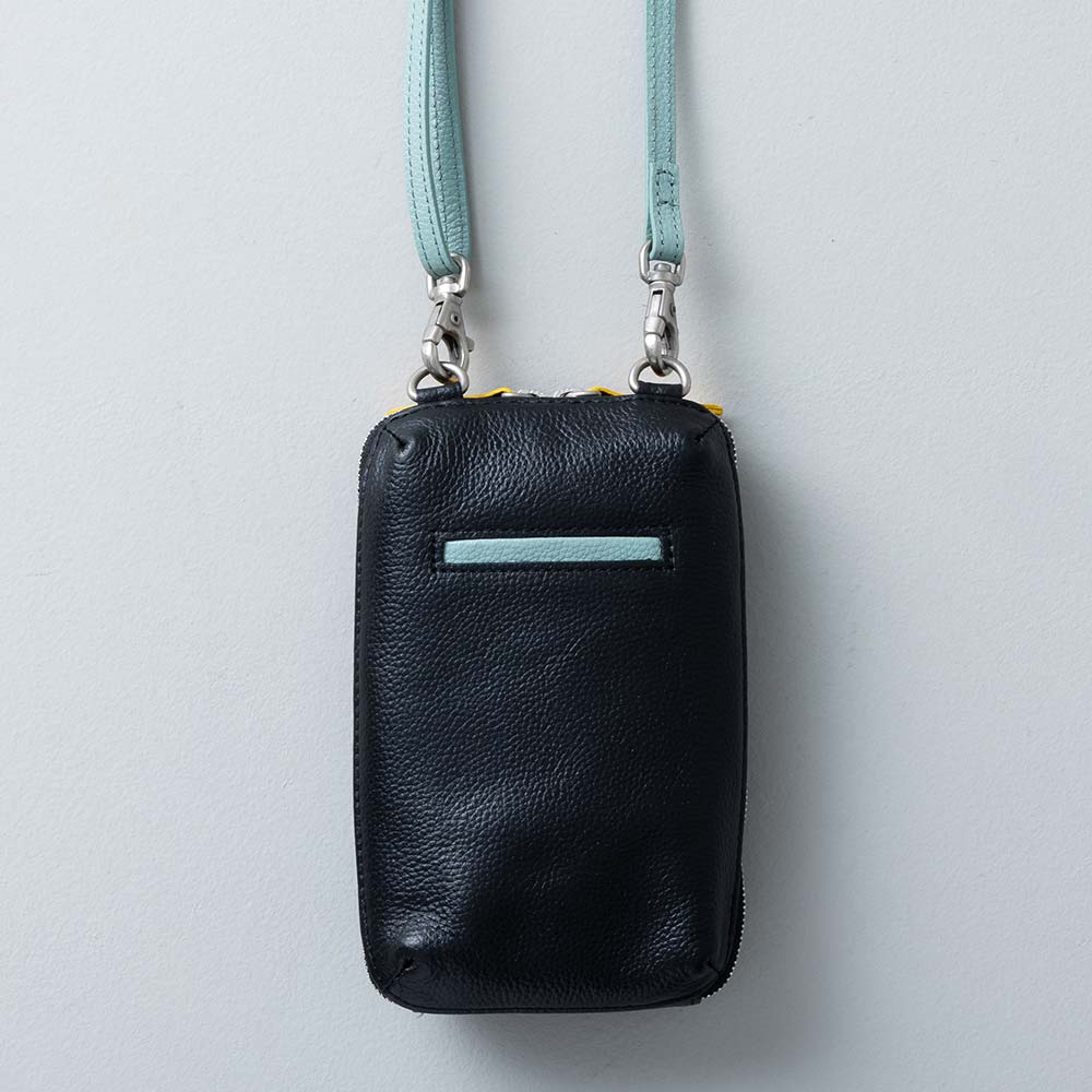 スマホショルダーバッグ - 使用カラー：ピュアブラック・セージグリーン・ハニービー・シルバー（金具）