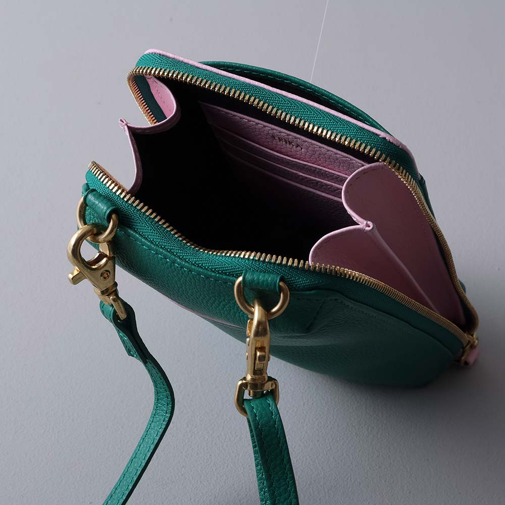 スマホショルダーバッグ - スマホ以外にもICカードやクレジットカード、ミニ財布・鍵・イヤホンなど必要最低限の荷物を入れることができ、デイリー使いにぴったり。仕切りがないので自分の好きなアイテムを自由に入れることができます。