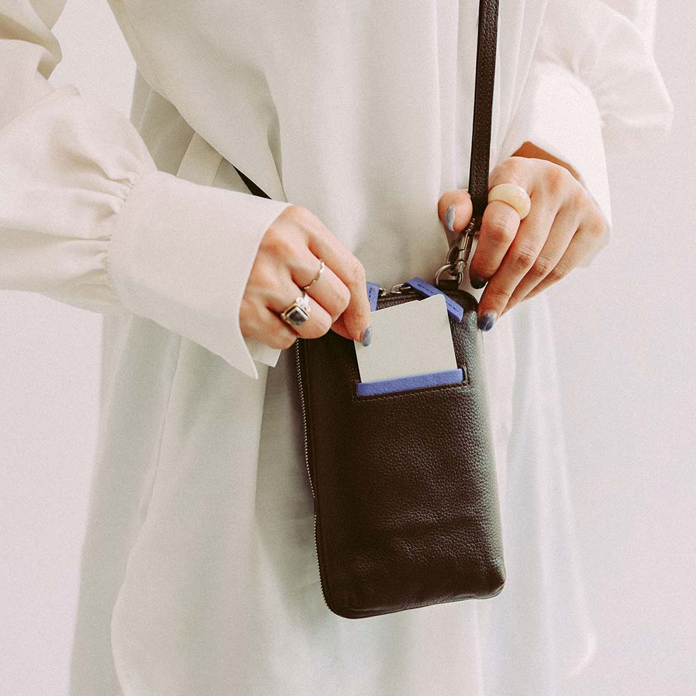 スマホショルダーバッグ - 裏面にはカードポケットがあるので、ICカードやよく使うカードを入れることができます。