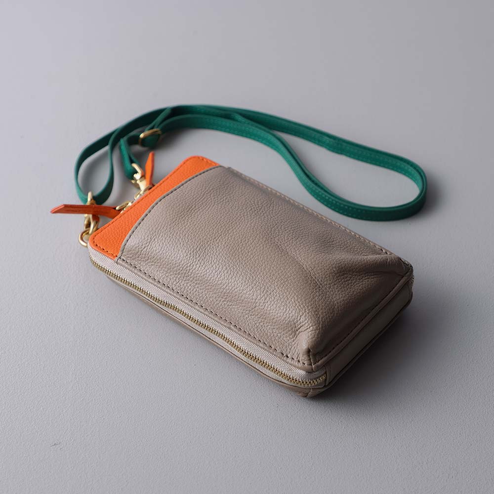 スマホショルダーバッグ - 使用カラー：グレージュ・ビブラントサン・ヒイラギリーフ・ゴールド（金具）