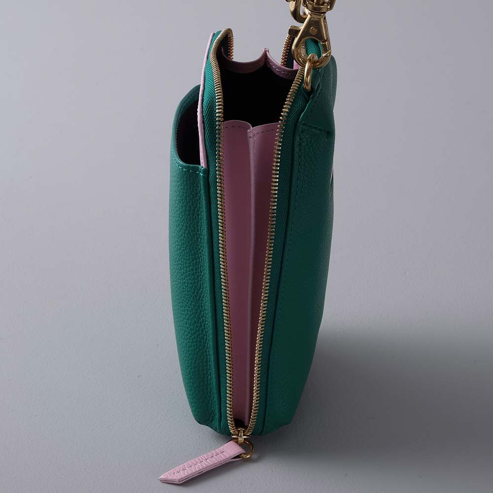 スマホショルダーバッグ - ラウンドファスナーで下の方まで大きく開くので、荷物が取り出しやすいのも特徴です。