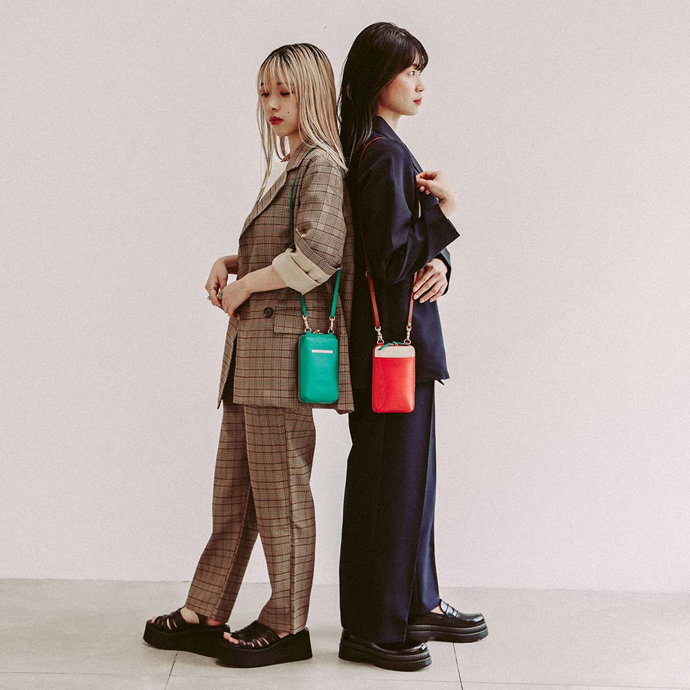 スマホショルダーバッグ - 5か所のカラーカスタマイズ&金具色の選択が可能となっているので、シンプルにしたり、コーデのアクセントにしたりと自由自在。パートナーとのペアアイテムにもおすすめです。