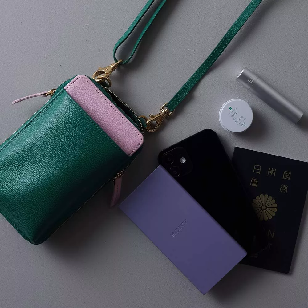スマホショルダーバッグ - パスポートやモバイルバッテリーを入れれば旅行用のトラベルポーチとしても活躍。フェスやキャンプなどのアウトドアや、ライブなどで貴重品だけ持ち歩きたいときにも活躍します。
