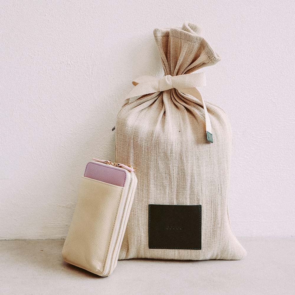 スマホショルダーバッグ - ギフトラッピング選択で、ジュート素材（※）のオリジナルバッグに包んでお届けします。（※ジュートは燃やしても有害物質が出ず、土に還るサスティナブルな自然素材。原料も育ちが早く、二酸化炭素の吸収力が高く、地球温暖化を抑制する働きもあります）
