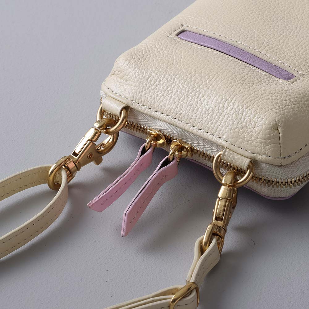 スマホショルダーバッグ - ショルダーストラップと本体は縫い付けではなく、金具でつながっており、荷物を多めにいれても安心感があります。