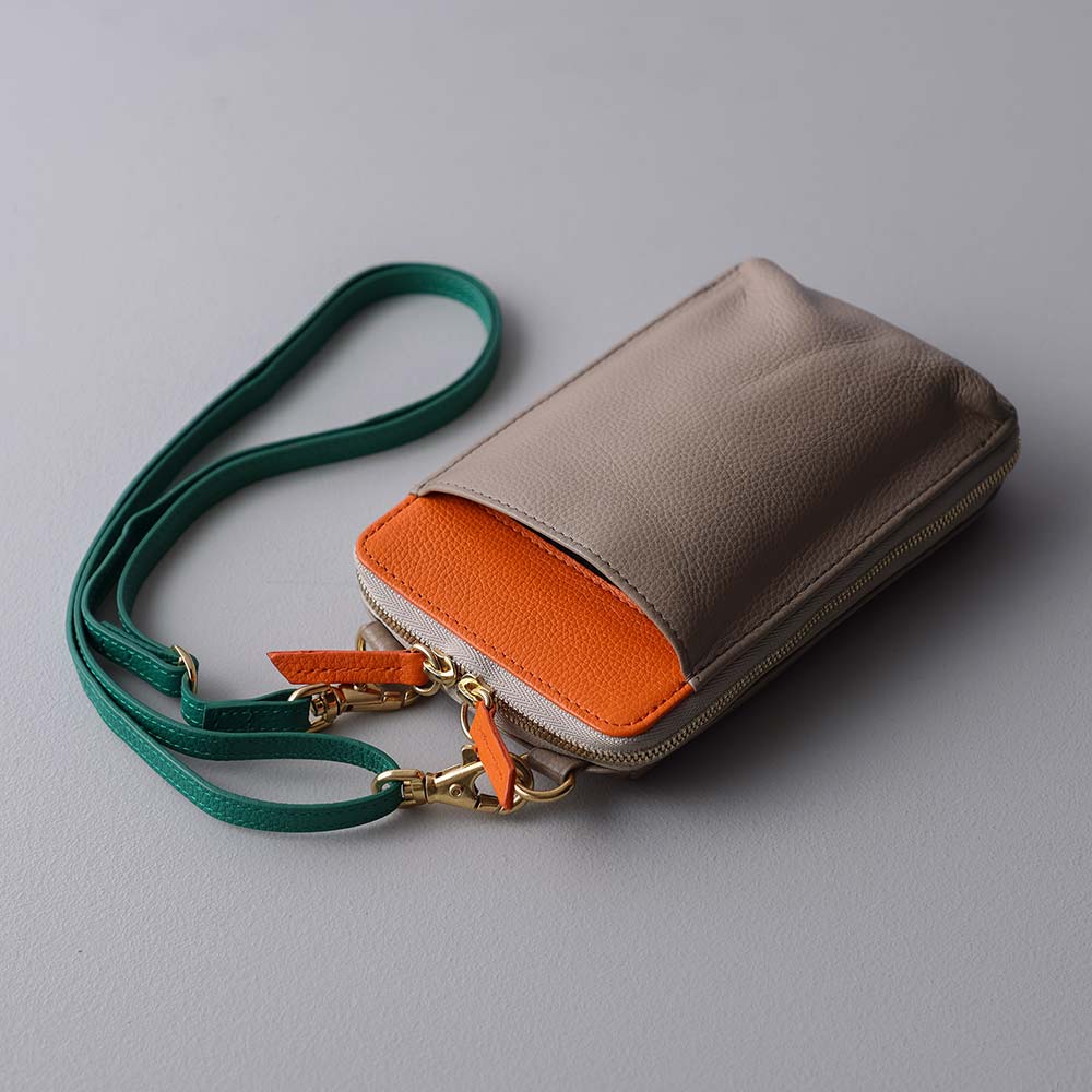 スマホショルダーバッグ - 使用カラー：グレージュ・ビブラントサン・ヒイラギリーフ・ゴールド（金具）