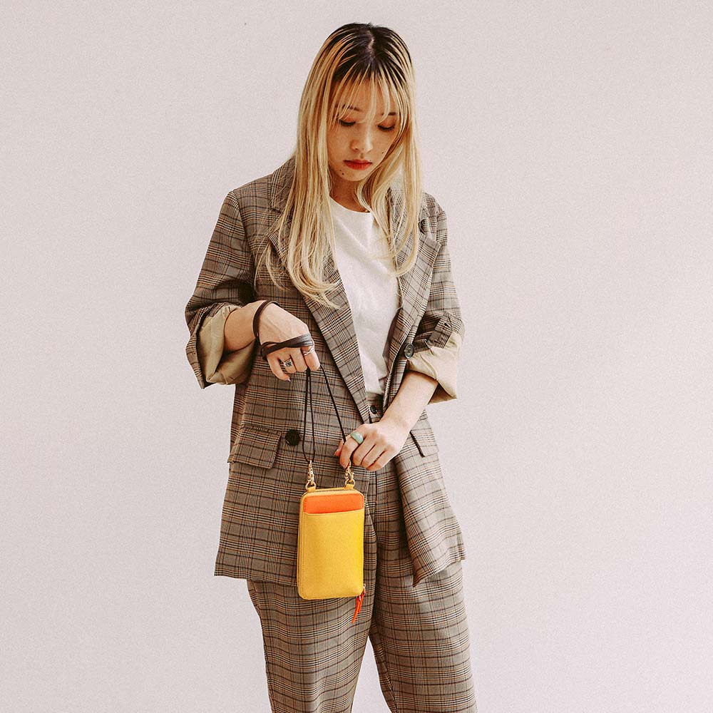 スマホショルダーバッグ - モデル身長：156cm / 使用カラー：ハニービー・ビブラントサン・エスプレッソブラウン・ゴールド（金具）