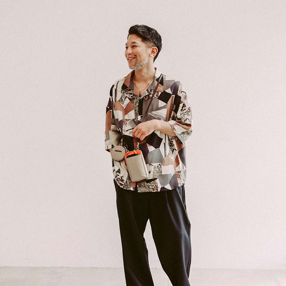 スマホショルダーバッグ - ※別売りのマカロンミニポーチをつけています。
モデル身長：168cm / 使用カラー：グレージュ・ビブラントサン・エスプレッソブラウン・ゴールド（金具）