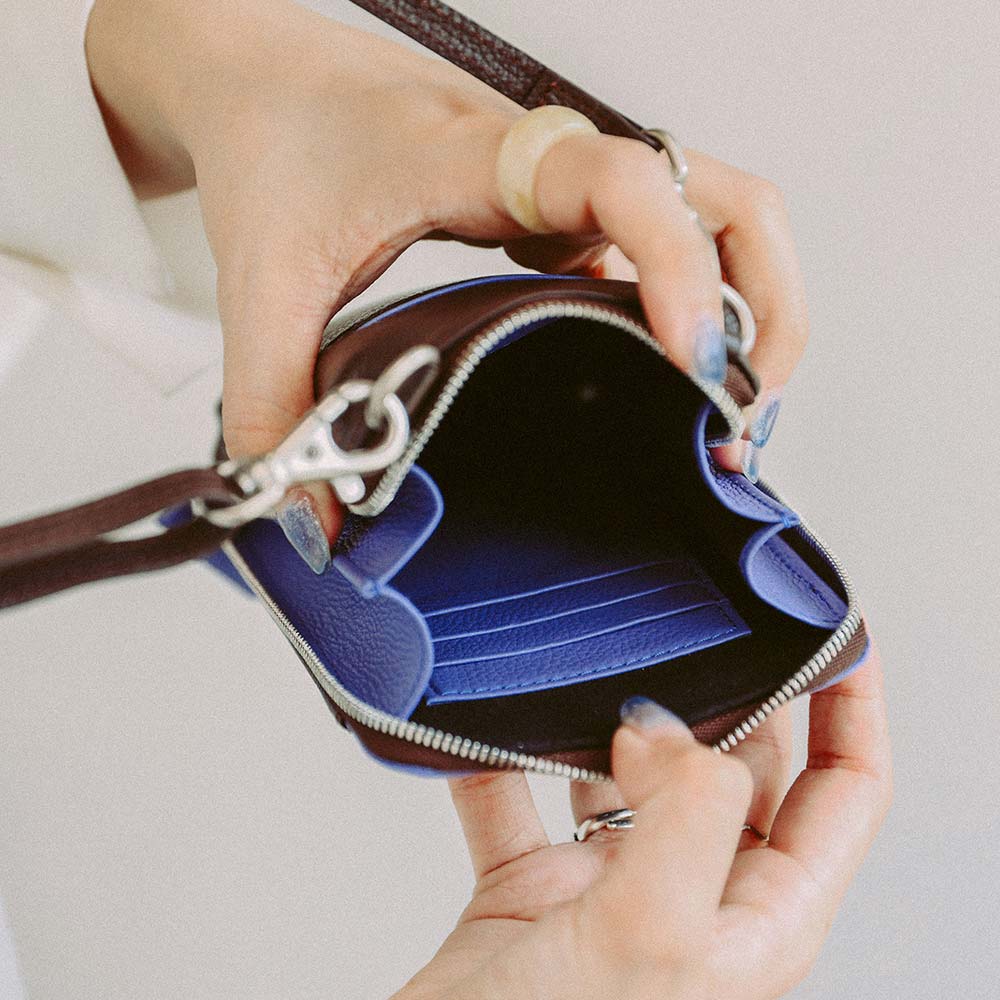 スマホショルダーバッグ - 中には3段のカードポケットがあり、クレジットカードや免許証などを収納できます。キャッシュレス派の方はお財布の代わりにも。