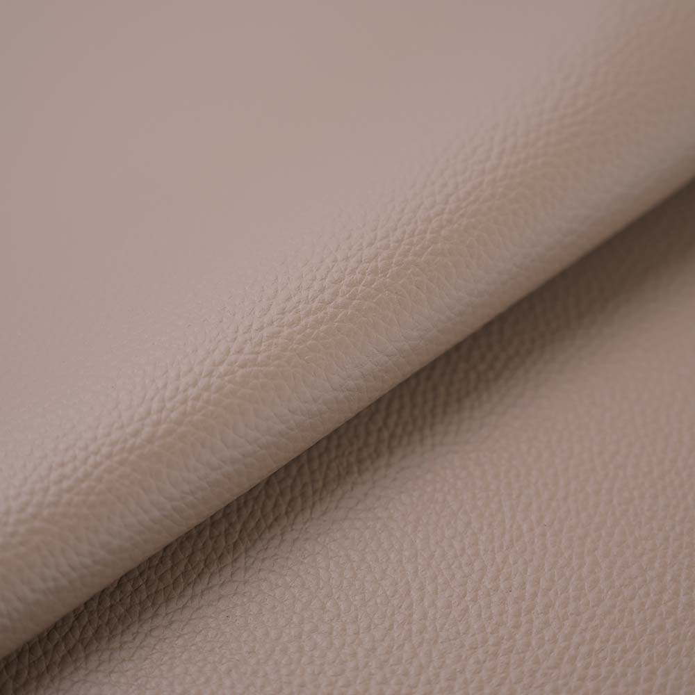 ポーチ付スマホショルダーバッグ - 上質な柔らかい本革に、上品で繊細なエンボス加工を施しました。型崩れしにくいのも特徴です。