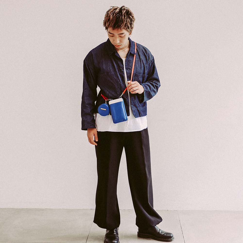 ポーチ付スマホショルダーバッグ - モデル身長：173cm / 使用カラー：スカイダイバー・ブリリアントスノー・パッションチェリー・ハニービー・シルバー（金具）