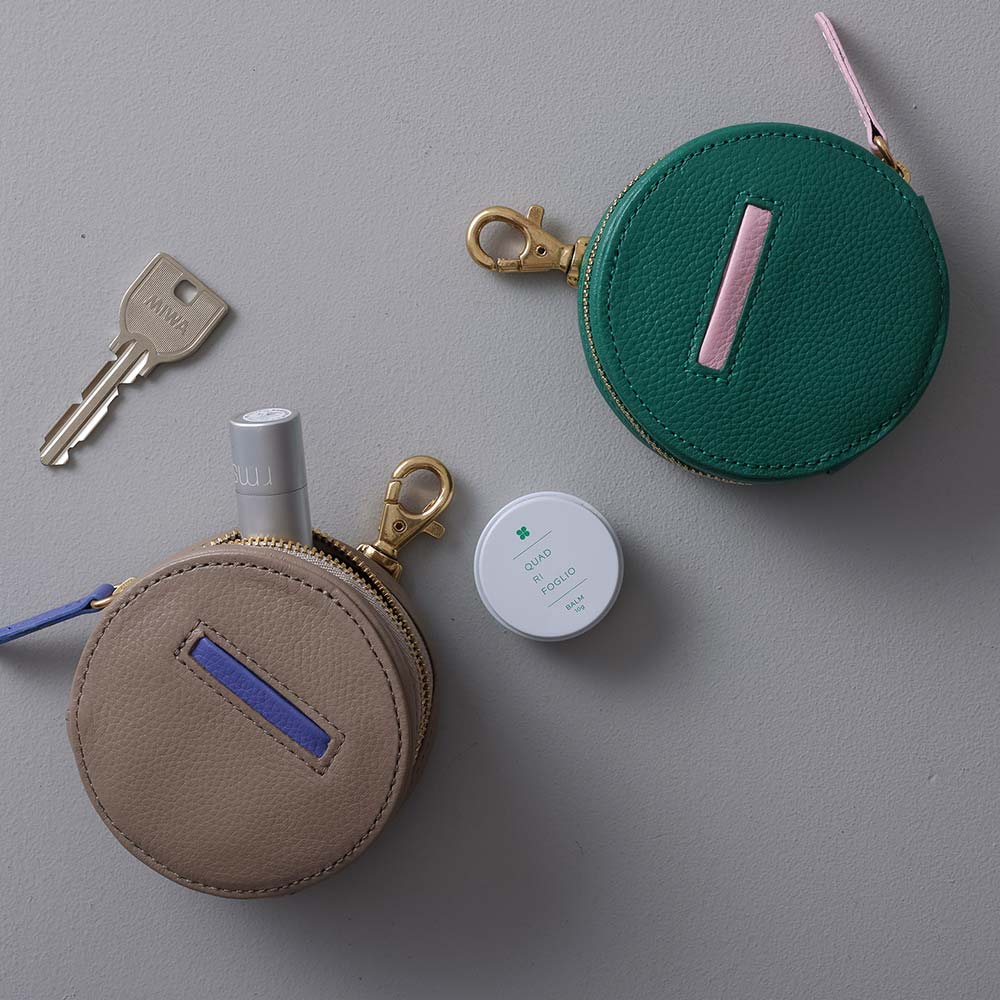 ポーチ付スマホショルダーバッグ - ミニポーチがついているので、リップ・チークなどのメイク道具や小銭・イヤホンなど、スマホショルダーだけでは足りないものを入れられます。