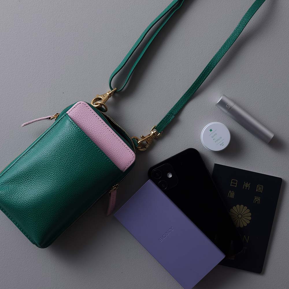 ポーチ付スマホショルダーバッグ - パスポートやモバイルバッテリーを入れれば旅行用のトラベルポーチとしても活躍。フェスやキャンプなどのアウトドアや、ライブなどで貴重品だけ持ち歩きたいときにも活躍します。