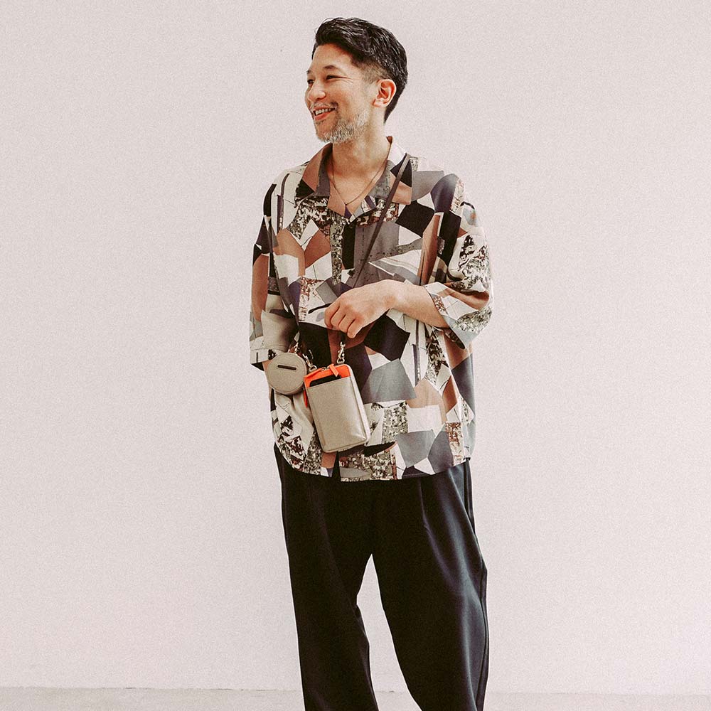 ポーチ付スマホショルダーバッグ - モデル身長：168cm / 使用カラー：グレージュ・ビブラントサン・エスプレッソブラウン・ゴールド(金具)