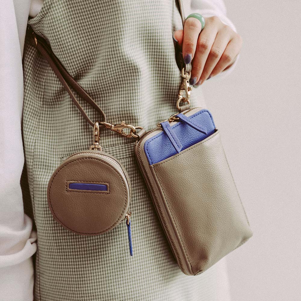 ポーチ付スマホショルダーバッグ - アクセサリー感覚で身につけられ、トレンド感のある便利なスマートフォンショルダーバッグにころんとしたフォルムのサークル型のミニポーチがついています。カジュアルになりがちなスマホショルダーも本革仕様で高級感があります。