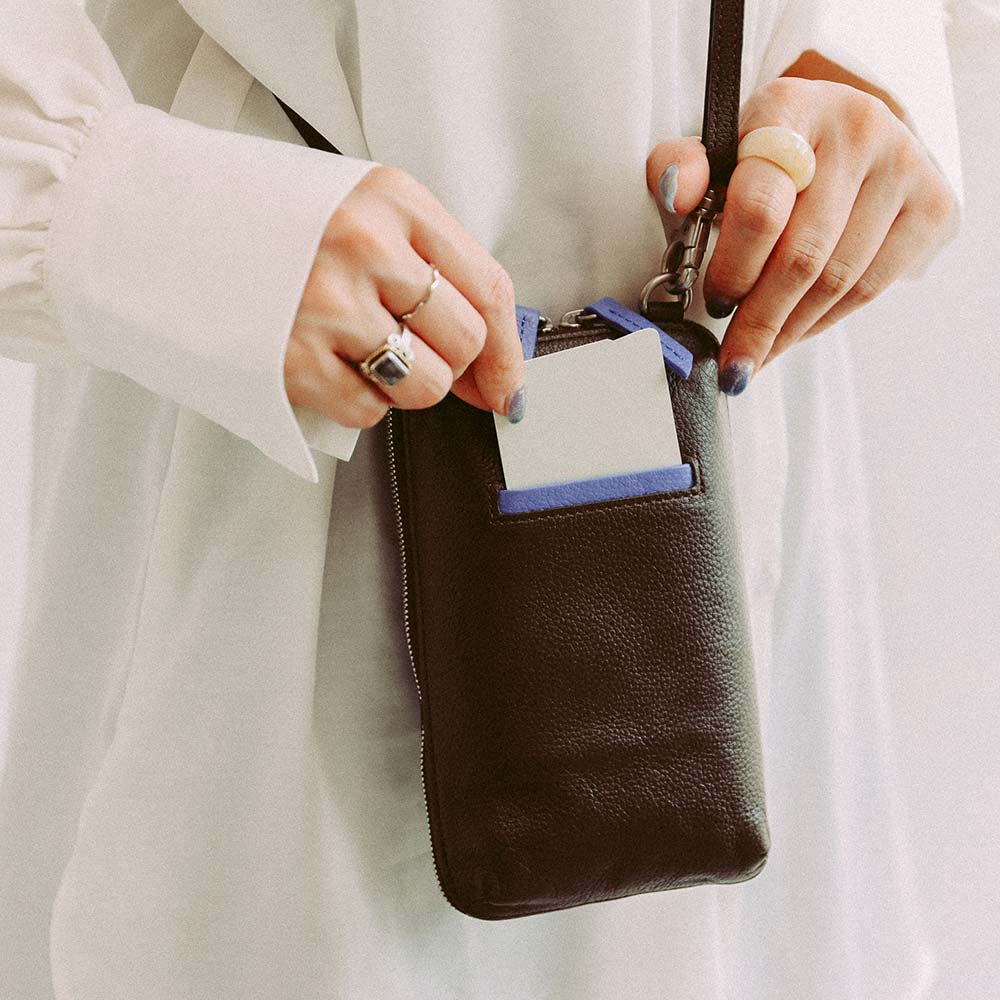 ポーチ付スマホショルダーバッグ - 裏面にはカードポケットがあるので、ICカードやよく使うカードを入れることができます。