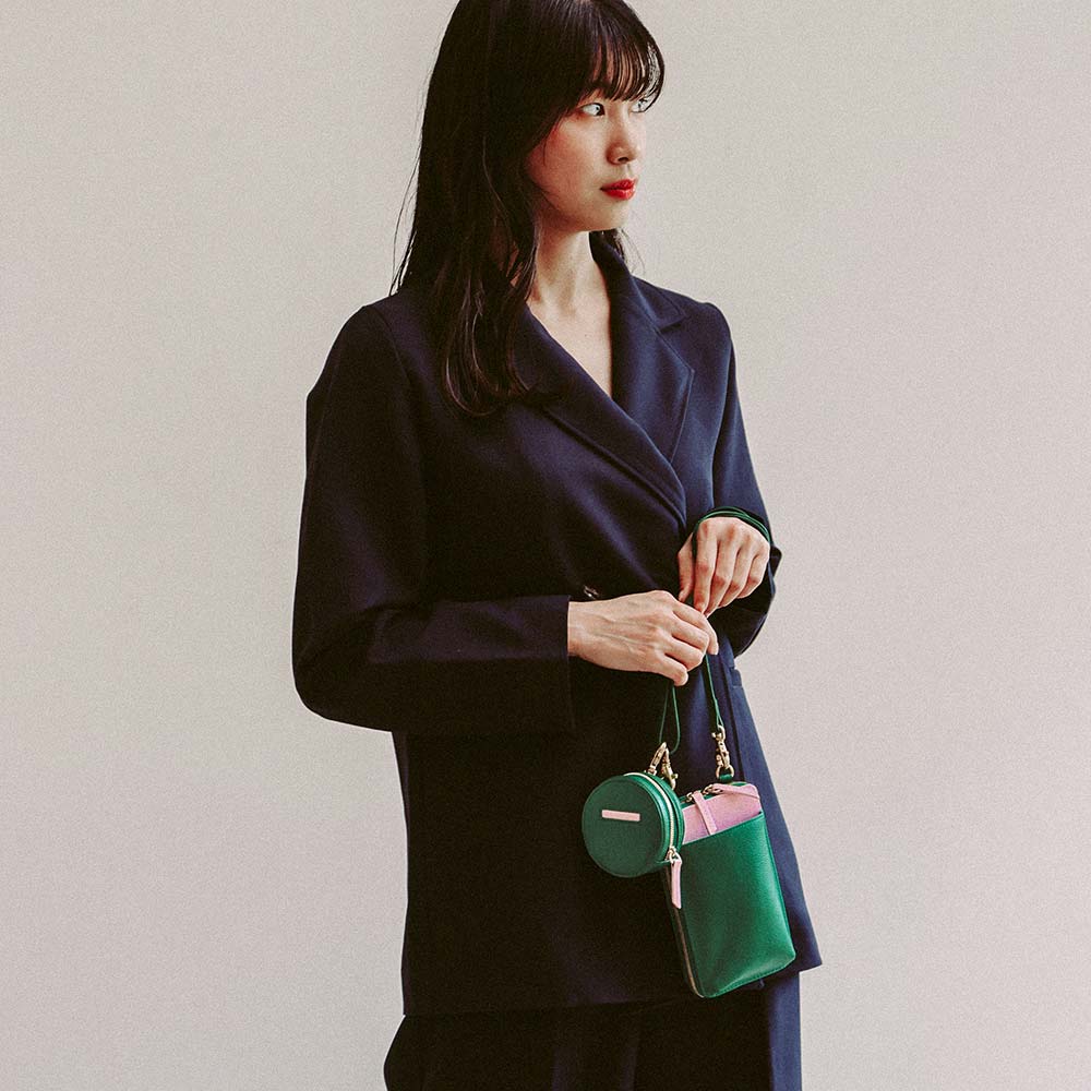 ポーチ付スマホショルダーバッグ - モデル身長：163cm / 使用カラー：ヒイラギリーフ・サクラブルーム・ゴールド(金具)