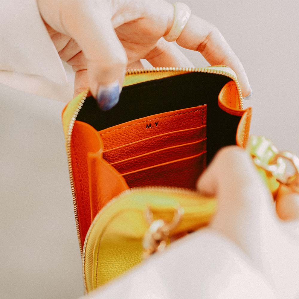 ポーチ付スマホショルダーバッグ - 名入れはスマホショルダーの内側のカード段の上部にはいります。無料の刻印オプションで、世界で1つだけの特別なアイテムに。※マカロンミニポーチには刻印されません